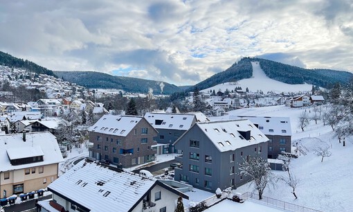 [Translate to English:] Hotel-Ausblick auf das winterliche Baiersbronn