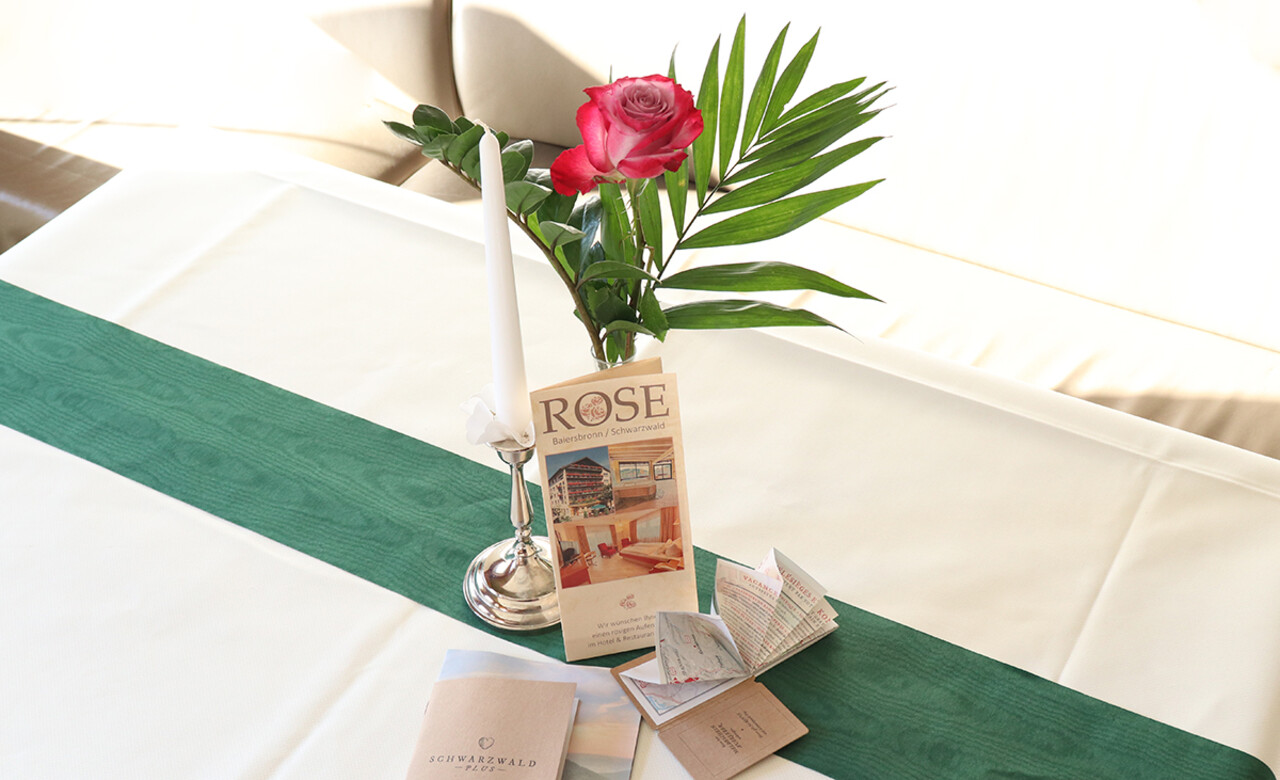 Gutschein und Flyer des Hotel Rose für ein Wochenende im Schwarzwald