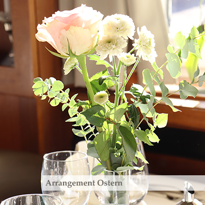 Rosen in einer Vase im Hotel Rose im Zentrum von Baiersbronn