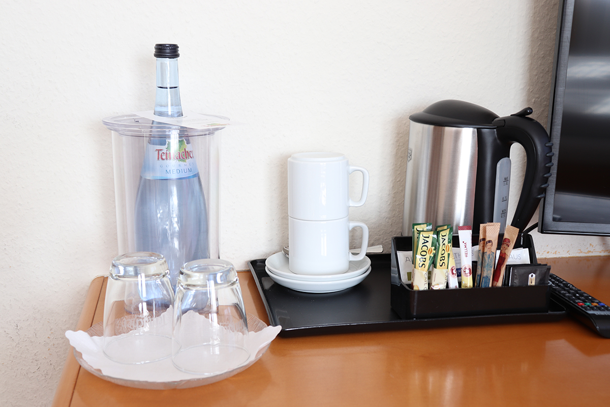 Wasser und Kaffee auf dem Zimmer im Hotel Rose Baiersbronn 